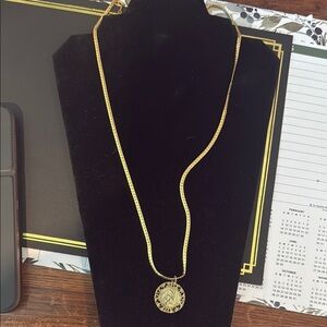Elegant Gold Pendant Necklace
